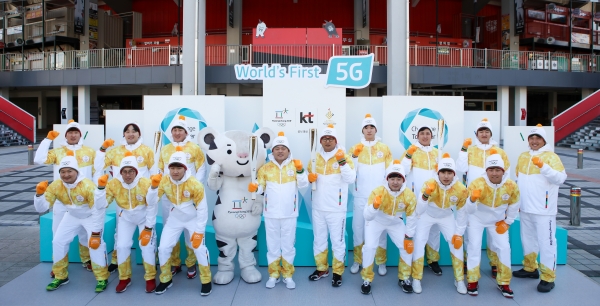 KT 김진욱 감독(중앙 오른쪽)을 비롯한 KT 야구단 성화봉송 주자들이 5일 성화봉송 행사 전 기념사진을 촬영하고 있다.
