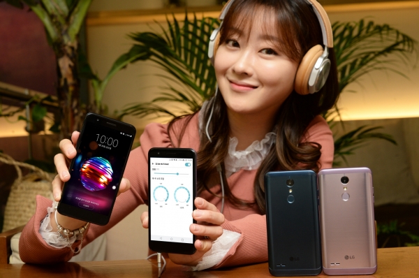 19일 모델이 서울 여의도에서 이달 말 출시하는 올해 첫 실속형 스마트폰 LG X4+를 소개하고 있다.