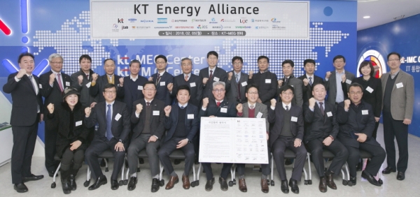KT 에너지 얼라이언스 출범식에 참석한 국내 20개 에너지사업 회원사들이 단상에 모여 단체사진을 촬영하고 있다.