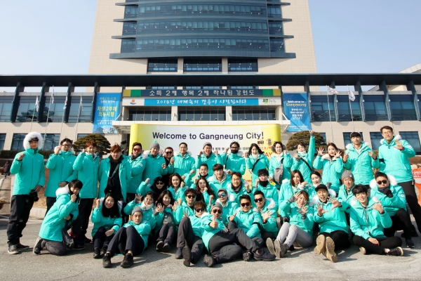 KT 성화봉송단 KT 챌린저스가 평창동계올림픽이 개최되는 강릉에서 구간 시작을 앞두고 포즈를 취하고 있다.