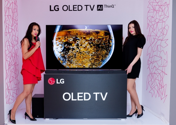 폴란드 바르샤바에서 열린 ‘LG 올레드 TV’ 신제품 발표회에서 모델들이 'LG 올레드 TV'를 소개하고 있다.