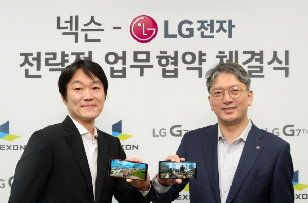 LG전자 한국모바일그룹장 이상규 부사장(오른쪽)과 넥슨 이정헌 대표가 LG G7 씽큐로 카이저 게임을 소개하고 있다.