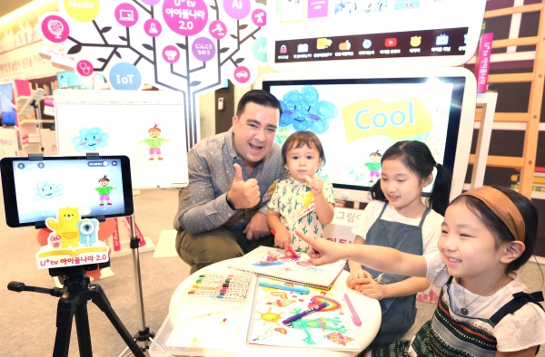 ‘U+tv 아이들나라 2.0’의 광고모델인 샘 해밍턴과 아들 윌리엄이 아이들과 AR놀이플랫폼, 생생체험학습을 체험하고 있다.