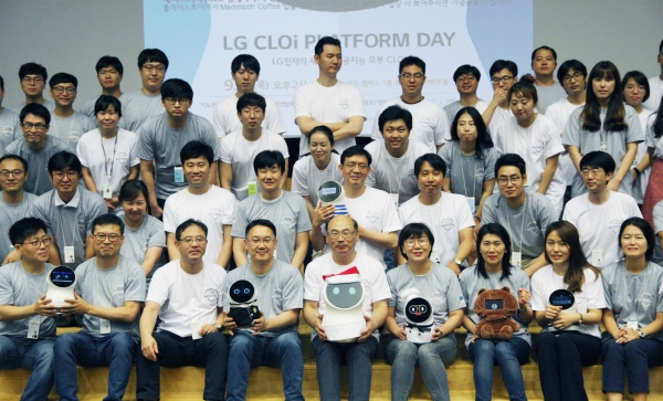 13일 서울 양재동에 위치한 서초R&D캠퍼스에서 ‘2018 클로이(CLOi) 플랫폼 개발자의 날’ 행사에서 컨버전스센터장 조택일 전무(앞줄 왼쪽에서 다섯번째)와 개발자들이 기념촬영을 하고 있다.