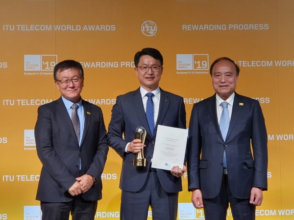 KT가 ‘ITU 텔레콤 월드 어워즈 2019’에서 글로벌 산업상 ‘의미있는 연결 솔루션’ 부문을 수상했다., 왼쪽부터 이재섭 ITU 총국장, KT 네트워크부문 지영근 상무, 자오 허우린(Houlin ZHAO) ITU 사무총장