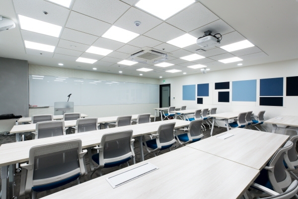 서울 강남구 메가존클라우드 본사 2층에 마련된 클라우드 클래스는 최대 80명의 학생들이 동시에 교육을 받을 수 있다.