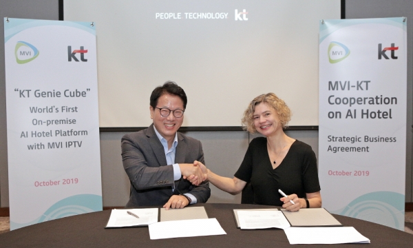 KT는 18일 MVI와 AI 호텔 플랫폼 ‘지니 큐브’로 글로벌 AI 호텔 사업 진출을 위한 협력 계약을 맺었다. KT 글로벌사업개발담당 배철기 상무(왼쪽)와 MVI CEO 앙케길