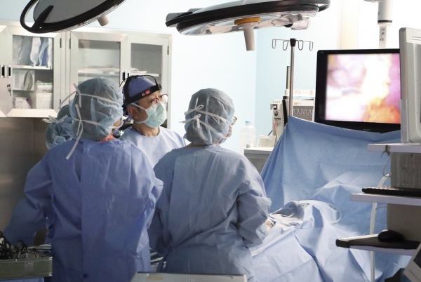 KT는 삼성서울병원과 함께 ‘5G 스마트 혁신 병원’ 구축을 위한 5G 혁신 의료서비스를 공동 개발했다. 삼성서울병원 수술실에서 의료진이 5G 싱크캠을 장착하고 수술 교육을 진행하고 있다.