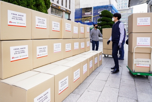 한국화웨이는 3월 20일 한국장애인복지시설협회에 마스크 10만장을 전달했다.