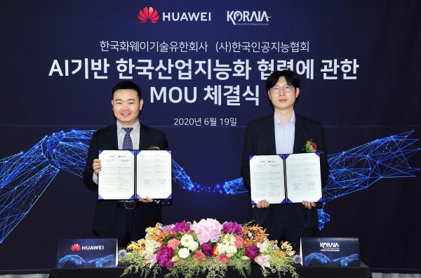 한국화웨이는 19일 한국인공지능협회와 AI기술의 적용을 통해 한국의 산업지능화 뉴딜 사업에 상호 협력하고 AI 기업 성장 및 해외 진출을 지원하기 위한 양해각서를 체결했다. 멍 샤오윈 한국화웨이 CEO(왼쪽), 김현철 한국인공지능협회장