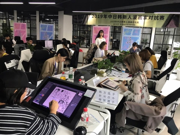 한국만화영상진흥원이 ‘2020 한중일 신인만화가 콘테스트'에 참여할 국내 신인만화가 7인을 모집한다. 사진은 ’2019 한중일 신인만화가 콘테스트‘ 경연 현장