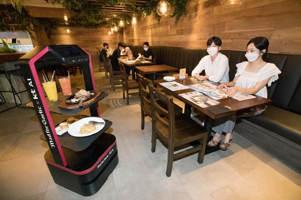 KT가 국내 유명 외식업체 엠에프지코리아와 함께 AI 서빙로봇 상용화를 위한 시범 서비스를 선보였다. 서울 강남구에 위치한 ‘매드포갈릭 봉은사 현대아이파크타워점’의 KT AI 서빙로봇 모습