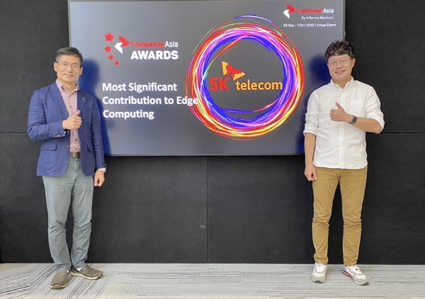 SKT가 ‘CommunicAsia Award 2020’에서 ‘엣지 컴퓨팅 최고 기여’ 부문을 수상했다. 5GX 클라우드 랩의 이동기 PL(오른쪽)과 신상호 매니저