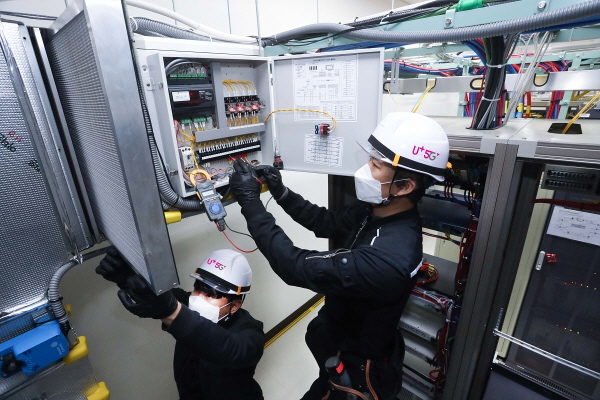 LG유플러스 협력 업체 직원들이 마곡국사에 구축된 외기냉방 시스템을 점검하고 있다.
