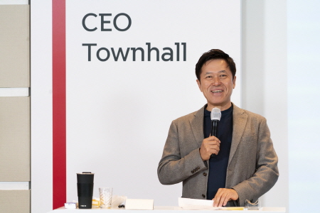 박정호 SK텔레콤 CEO는 14일 온라인 타운홀 행사에서 구성원들과 적극 소통하며 이번 분할의 취지와 회사 비전을 설명했다.