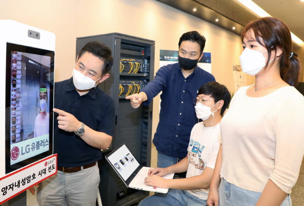LG유플러스는 암호기술 전문기업 크립토랩과 함께 10일 오전 서울 용산사옥에서 설명회를 열고 양자내성암호(PQC) 기술 및 적용사례를 소개했다. 사진은 LG유플러스 직원들이 양자내성암호로 보안을 강화한 안면인식서비스를 시험해보고 있는 모습
