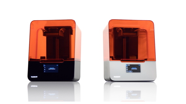 폼랩의 최신 3D 프린터인 폼 3+(왼쪽)와 폼 3B+는 인쇄 속도와 품질, 지지대 제거 기능이 크게 향상됐고, 하드웨어 구성 요소 및 소프트웨어가 업데이트됐다.