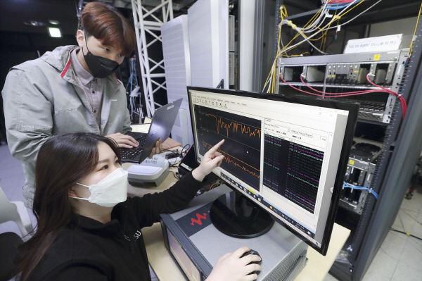 KT 융합기술원에 구축된 오픈 RAN 테스트베드에서 KT 연구원과 후지쯔 연구원이 멀티벤더 연동 시험을 하고 있다.