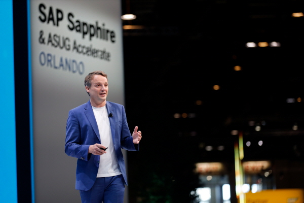 크리스찬 클라인 SAP CEO가 SAP 사파이어에서 기조연설을 하고 있다.