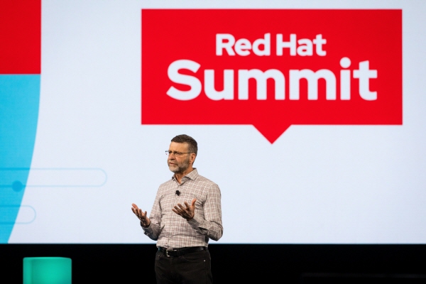 폴 코미어 레드햇 CEO가 ‘레드햇 서밋 2022’에서 기조연설을 하고 있다.