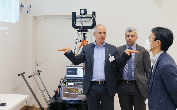 독일 베를린에 위치한 프라운호퍼 하인리히-헤르츠 연구소에서 LG전자 CTO 김병훈 부사장(오른쪽 끝)이 현지 관계자와 6G 기술에 대해 논의하고 있다.