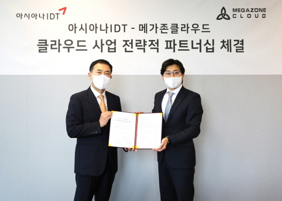 아시아나IDT와 메가존클라우드가 퍼블릭 클라우드 사업 협력을 위한 전략적 업무협약을 체결했다. 아시아나IDT 서근식 대표(왼쪽)와 메가존클라우드 이주완 대표