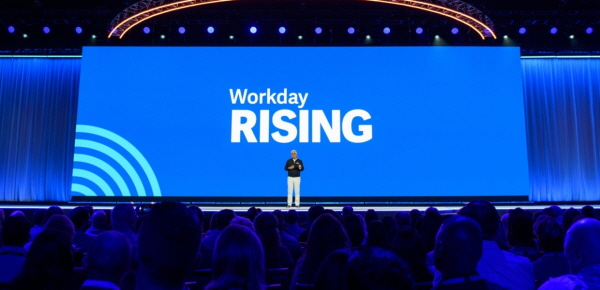 아닐 부스리 워크데이 CEO가 연례 고객 컨퍼런스 ‘워크데이 라이징’에서 기조연설을 하고 있다.