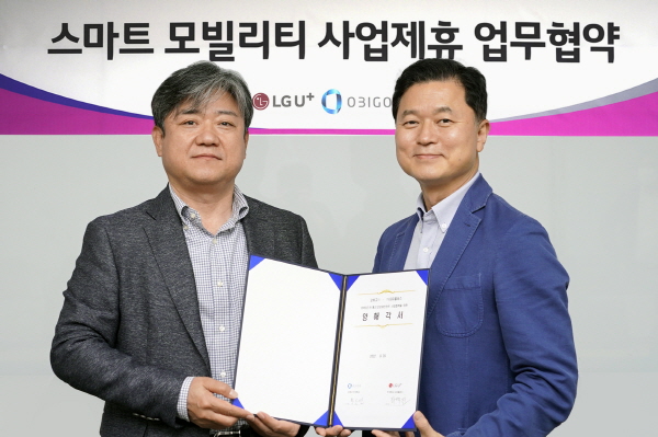 LG유플러스가 커넥티드카 사업 경쟁력을 강화하기 위해 오비고에 지분 투자를 단행하고 사업 제휴를 위한 협약을 체결했다. LG유플러스 최택진 기업부문장(왼쪽)과 오비고 황도연 대표