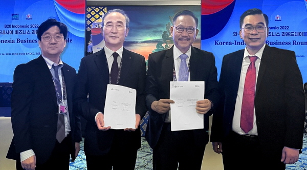 LG CNS는 14일 인도네시아 발리에서 인도네시아 신수도청과 ‘스마트시티 협력을 위한 업무협약’을 체결했다. LG CNS 대표 김영섭 사장(왼쪽 두번째)과 인도네시아 신수도청 밤방 수산토노 장관(왼쪽 세번째)