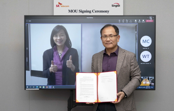 SK텔레콤이 싱가포르 통신 사업자 싱텔과 메타버스 사업을 공동 추진하기 위한 업무협약을 체결했다. 하민용 SKT 최고사업개발책임자(오른쪽)과 아나 입 싱텔 고객 담당 CEO