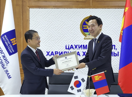KT 구현모 대표(왼쪽)가 '몽골 최고기술경영자' 위촉식에 참석해 몽골 디지털개발부 오츠랄 니암오소르(Uchral Nyam-Osor) 장관으로부터 위촉장을 받고 있다.