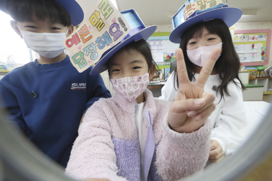 수원시 효동초등학교 학생들이 전용 교구를 활용한 디지털 시민 교육에 참여하고 있다.