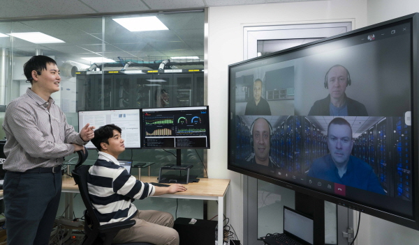 SKT와 인텔 연구원이 함께 SKT 분당사옥에서 최종 전력절감에 대한 기술 시험을 하고 있다.