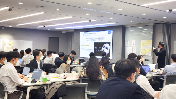 서울 여의도 한국투자증권 본사 사옥에서 KT의 AI 전문 강사가 한국투자증권 신입사원들의 프로젝트를 코칭하고 있다.