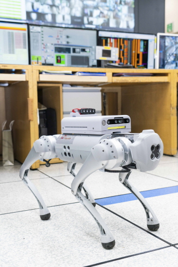 AI로봇키트는 소형 키트 제품으로 기존 로봇에 장착해 관리자가 식별할 수 있는 수준의 풀 HD급 고화질 AI영상분석 서비스를 제공한다.