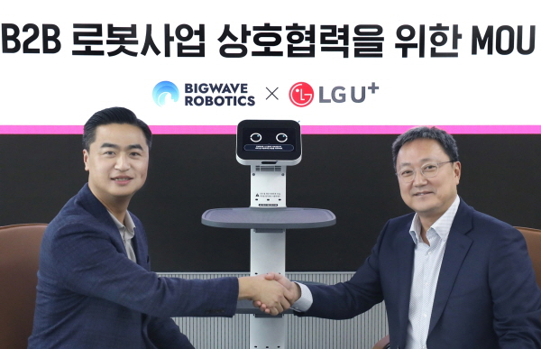 LG유플러스는 국내 로봇자동화 플랫폼 운영사인 '빅웨이브로보틱스'와 업무협약을 체결했다. 빅웨이브로보틱스 김민교 대표(왼쪽)와 LG유플러스 임장혁 기업신사업그룹장