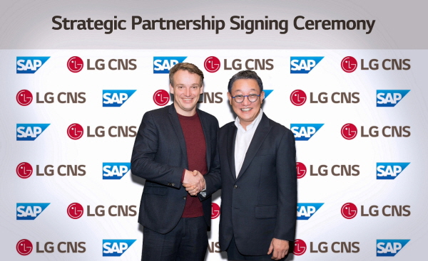 LG CNS는 10일 독일 발도르프 소재 SAP 본사에서 SAP와 전략적 파트너십을 체결했다. SAP 크리스찬 클라인 CEO(왼쪽)와 LG CNS 현신균 대표