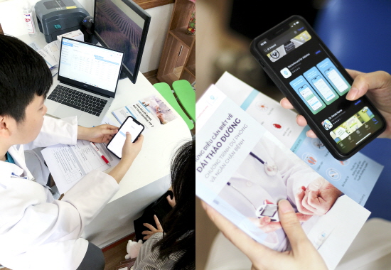 베트남 하노이의대병원에서 의료진이 KT의 비대면 케어 서비스 앱 ‘닥터어라운드’ 사용법을 환자들에게 설명하고 있다.