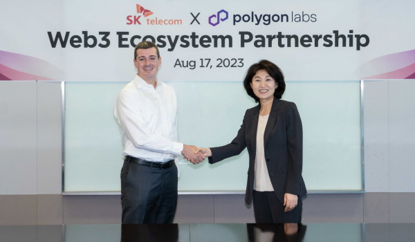 SK텔레콤과 폴리곤랩스는 17일 웹3 생태계 협력을 위한 전략적 파트너십을 체결했다. SKT 오세현 웹3 CO장(오른쪽)과 폴리곤랩스 마크 보이런 CEO