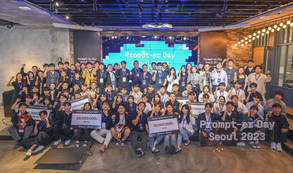 SK텔레콤이 오픈AI와 글로벌 AI 해커톤 ‘프롬프터 데이 서울 2023’을 진행했다. ‘프롬프터 데이 서울 2023’ 본선 진출팀들의 단체사진을 찍고 있다.