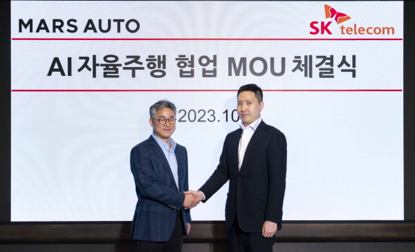 SK텔레콤은 트럭 자율주행 스타트업인 마스오토와 AI 대형트럭 자율주행 고도화 사업협력을 위한 업무협약을 체결했다. SKT 정석근 글로벌/AI 테크 사업부장(왼쪽)과 마스오토 노제경 부대표