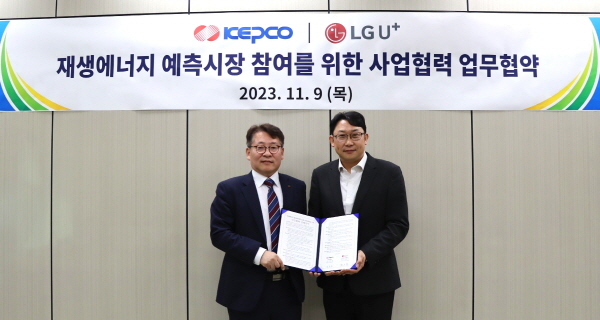 LG유플러스는 한국전력과 업무협약을 체결하고 재생에너지 전력 중개 사업에 나선다. LG유플러스 권근섭 스마트팩토리사업담당(오른쪽)과 한국전력 송호승 디지털솔루션처장