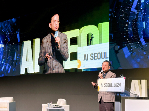 엑셈 고평석 대표가 1일 ‘AI 서울 2024’에서 엑셈의 AI와 공공 부문 융합 성과 및 전략을 발표하고 있다.