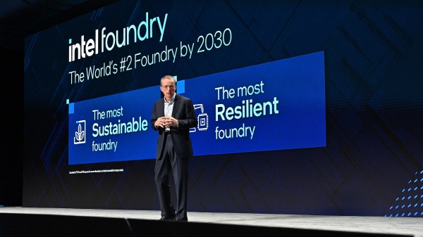 팻 겔싱어 인텔 CEO가 ‘인텔 파운드리 다이렉트 커넥트’ 행사에서 발표하고 있다.