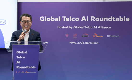 SK텔레콤이 MWC 2024가 열리고 있는 스페인 바르셀로나에서 개최한 기자간담회에서 유영상 사장이 ‘글로벌 텔코 AI 얼라이언스’의 협업 의미와 향후 AI 전략에 대해 발표하고 있다.