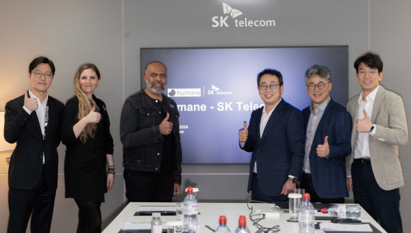 SK텔레콤은 MWC 2024에서 휴메인, 퍼플렉시티 등과 개인형 AI 비서 사업 고도화를 위한 전략적 파트너십을 맺었다. 유영상 SKT 사장(오른쪽에서 3번째)과 임란 쵸드리 휴메인 대표(왼쪽에서 3번째)
