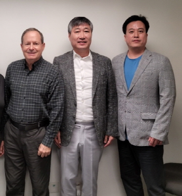 한국공개소프트웨어협회는 리눅스재단 아시아와 교육 및 기술 분야에서 협력하기로 했다. 왼쪽부터 웨인 메릭 리눅스파운데이션 아시아 대표, 한국공개소프트웨어협회 김택완 회장, 심호성 부회장
