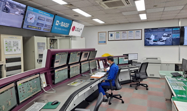 한국바스프 울산 화성공장 내 관제실에서 안전관리솔루션 및 LTE 전용망을 사용하는 모습