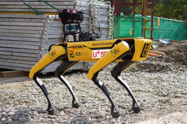 LG유플러스는 GS건설과 함께 5G로 원격 제어하는 로봇을 도로 공사현장에서 실증하는데 성공했다. 사진은 배곧신도시 해안도로 확충공사 건설현장에서 관리자가 사족보행로봇 ‘스폿’을 작동하는 모습