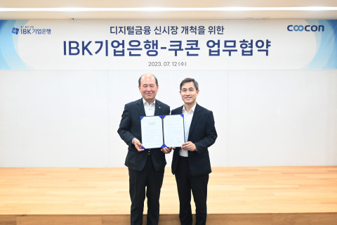 쿠콘이 IBK기업은행과 디지털금융 신시장 개척을 위한 업무협약을 체결했다. 박주용 IBK기업은행 부행장(왼쪽)과 김종현 쿠콘 대표
